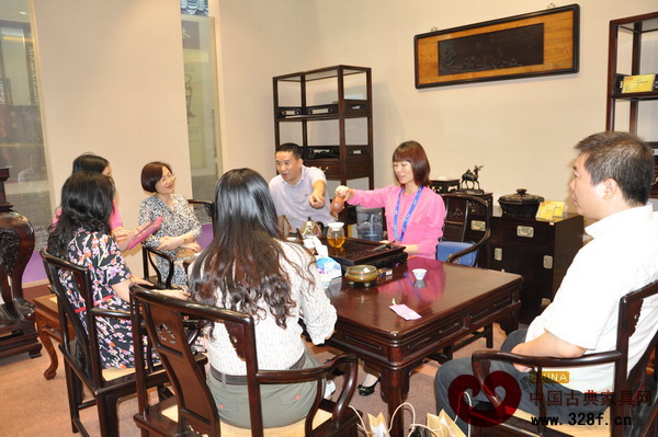 區(qū)氏臻品銷售員與客戶親切交談
