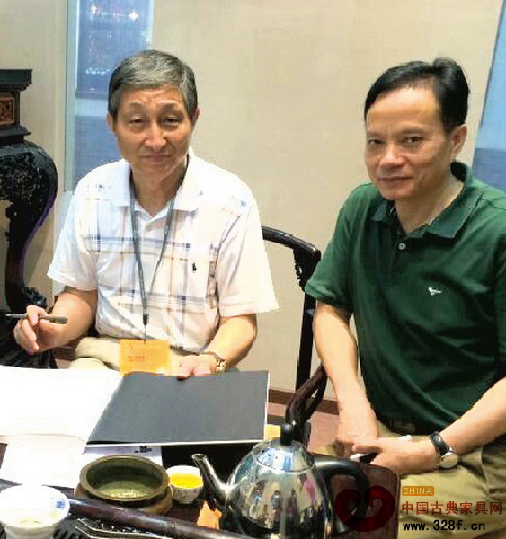 原故宮博物院文??萍疾恐魅巍⒅袊?guó)文物學(xué)會(huì)專家委員會(huì)專家曹靜樓給區(qū)氏臻品家具愛好者題字并留影