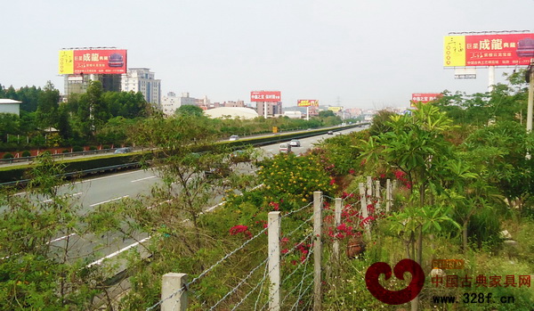 一些靠近紅木家具生產(chǎn)基地的高速路段,10個T牌廣告中,紅木企業(yè)廣告占據(jù)了6個