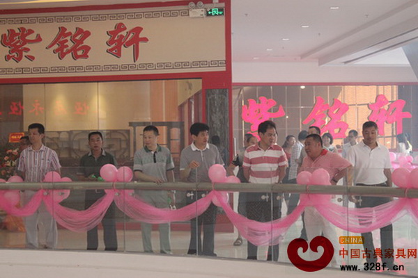 部分出席活動(dòng)的領(lǐng)導(dǎo)嘉賓共同參觀南文紅木城