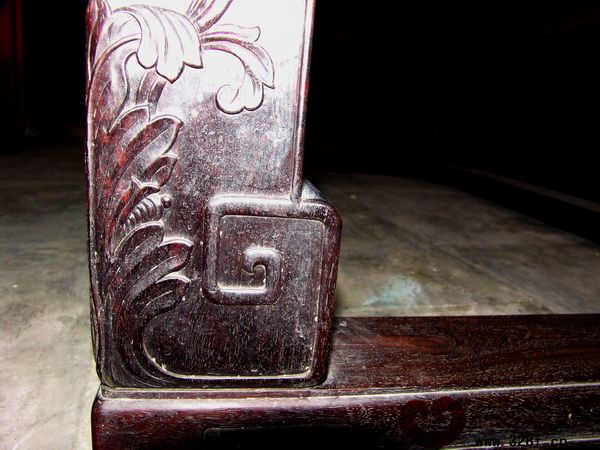 圖五_足端上的西洋風(fēng)格卷草紋雕飾