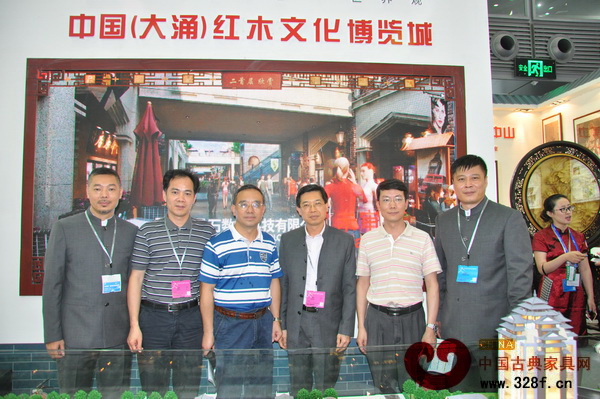 紅博城董事長林孟禮(右一)與參觀領導、嘉賓在中山館內合影