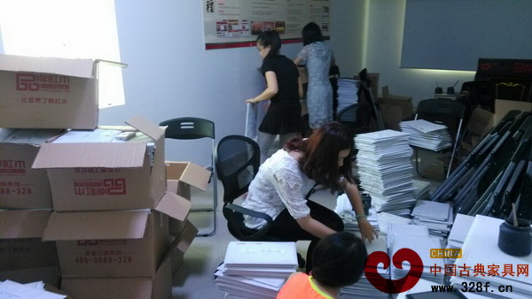 《品牌紅木》雜志員工正在裝即將郵寄至全國(guó)各地的雜志