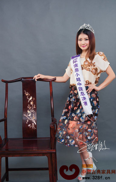 御典紅木代言人陳雪薇與家具合影