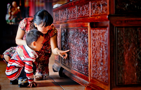 我無法說出是家具裝飾了人物,還是人物裝飾了家具。(圖為陳立維攝影作品《欣賞》)