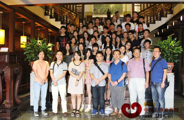 大學(xué)生們在紅古軒紅木文化館合影留念