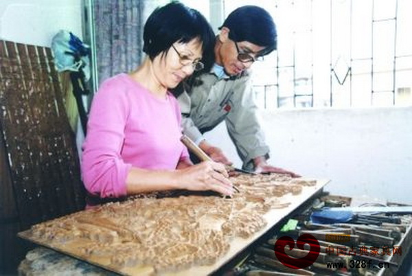 曹憲中夫婦從事木雕50余年,辛勤培養(yǎng)木雕后人
