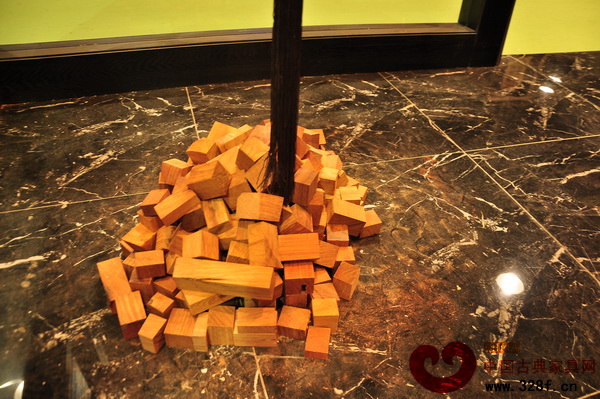 三月東莞名家具展上,某紅木家具企業(yè)用小木塊做展廳裝飾,引來多人低身觀賞