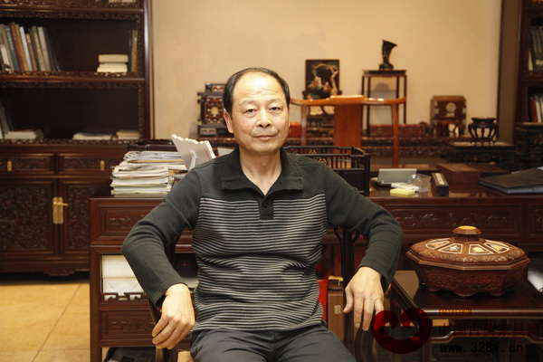 明清家具發(fā)燒友尹國雄在他鐘情的小葉紫檀家具展廳留影