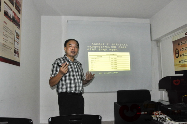 攝影培訓課上蕭柏成老師在認真講課