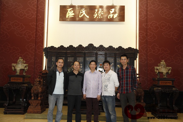 區(qū)氏臻品董事長(zhǎng)區(qū)勝春（中）與區(qū)氏臻品家具發(fā)燒友黎毅藝（右二）合影