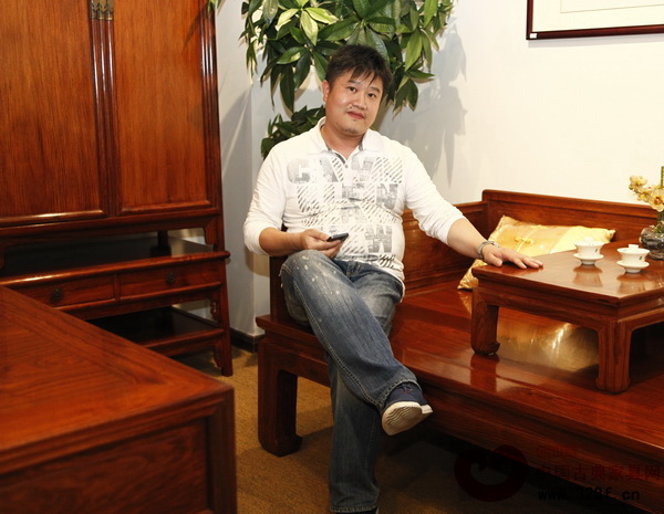 黎毅藝在區(qū)氏臻品展廳內(nèi)留影