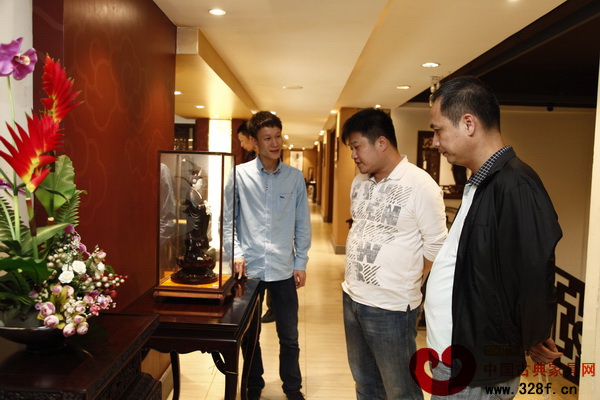 區(qū)氏臻品總經(jīng)理區(qū)錦澤（左一）帶領(lǐng)黎毅藝（中）等區(qū)氏臻品家具發(fā)燒友參觀區(qū)氏展廳