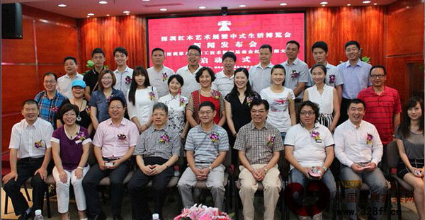 新聞發(fā)布會與會嘉賓合影留念