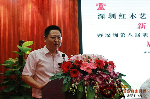 廣東新會古典家具城有限公司董事長袁秋耘發(fā)表講話