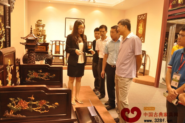 區(qū)氏臻品的銷(xiāo)售顧問(wèn)在接待客戶