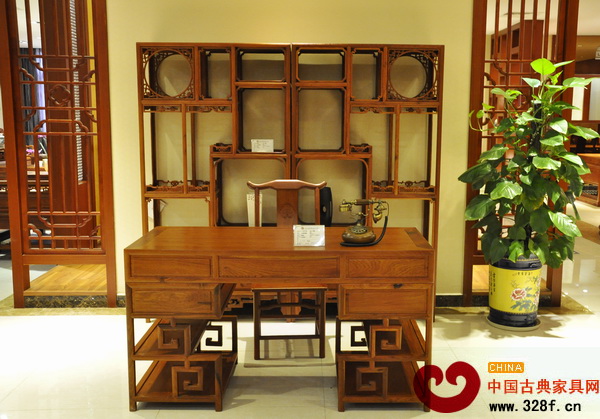 鴻發(fā)家具展廳內(nèi)的紅木產(chǎn)品