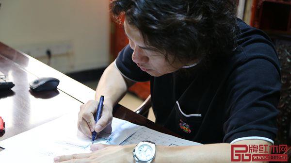 戴為紅木總裁戴愛國擁有扎實設(shè)計理論與制作實踐能力