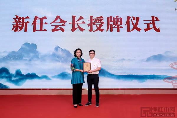 中山市委常委、統(tǒng)戰(zhàn)部部長(zhǎng)梁麗嫻(左)為中山市大涌鎮(zhèn)青年企業(yè)家協(xié)會(huì)新任會(huì)長(zhǎng)李春江授牌 中山市委常委、統(tǒng)戰(zhàn)部部長(zhǎng)梁麗嫻(左)為中山市大涌鎮(zhèn)青年企業(yè)家協(xié)會(huì)新任會(huì)長(zhǎng)李春江授牌