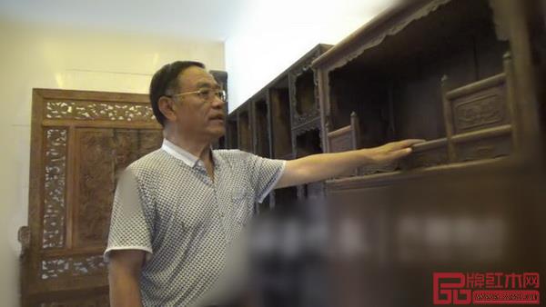 王曉軍與他收藏的明清老家具(圖片來源:齊魯晚報(bào)) 王曉軍與他收藏的明清老家具(圖片來源:齊魯晚報(bào))