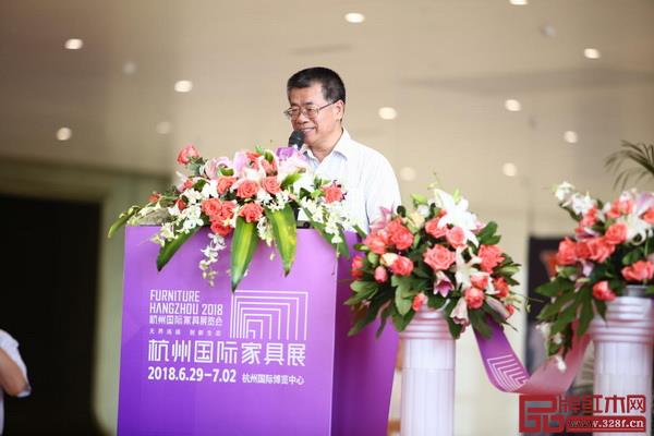 中國(guó)建筑材料流通協(xié)會(huì)會(huì)長(zhǎng)秦占學(xué) 中國(guó)建筑材料流通協(xié)會(huì)會(huì)長(zhǎng)秦占學(xué)