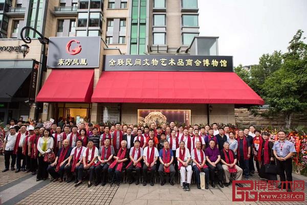 參加商會(huì)博物館以及商會(huì)會(huì)館開(kāi)業(yè)的一眾嘉賓合影 參加商會(huì)博物館以及商會(huì)會(huì)館開(kāi)業(yè)的一眾嘉賓合影