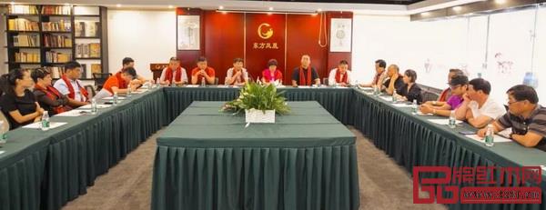 整個(gè)開(kāi)幕儀式之前,商會(huì)二級(jí)機(jī)構(gòu)工作會(huì)議在東方鳳凰大講堂舉行 整個(gè)開(kāi)幕儀式之前,商會(huì)二級(jí)機(jī)構(gòu)工作會(huì)議在東方鳳凰大講堂舉行