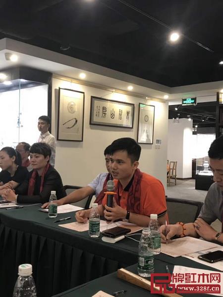全聯(lián)民間文物藝術(shù)品商會(huì)副會(huì)長(zhǎng)、全聯(lián)藝術(shù)紅木家具專業(yè)委員會(huì)執(zhí)行會(huì)長(zhǎng)、弘木傳媒CEO林偉華在工作會(huì)議上致辭 全聯(lián)民間文物藝術(shù)品商會(huì)副會(huì)長(zhǎng)、全聯(lián)藝術(shù)紅木家具專業(yè)委員會(huì)執(zhí)行會(huì)長(zhǎng)、弘木傳媒CEO林偉華在工作會(huì)議上致辭