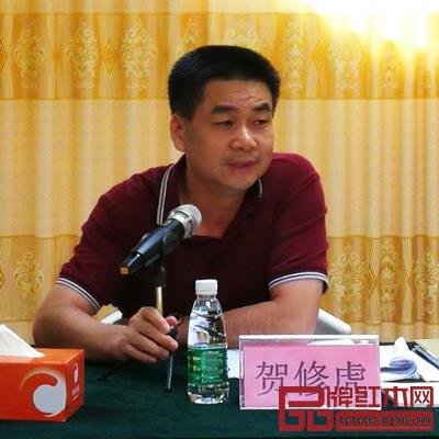  大涌鎮(zhèn)鎮(zhèn)長(zhǎng)賀修虎對(duì)2018新中式紅木家具展相關(guān)工作做具體指導(dǎo)