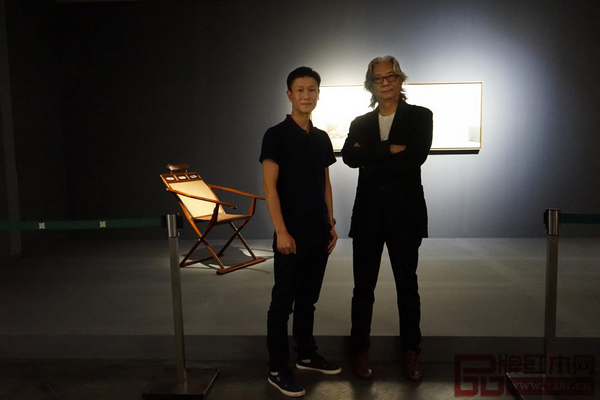  劉山先生（右）與區(qū)氏臻總經(jīng)理區(qū)錦澤（左）于躺椅前合影