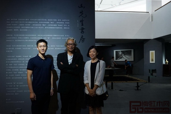  劉山先生（中）與區(qū)氏臻品總經(jīng)理區(qū)錦澤（左）、副總經(jīng)理李艷霞（右）于“山先生書房”合影