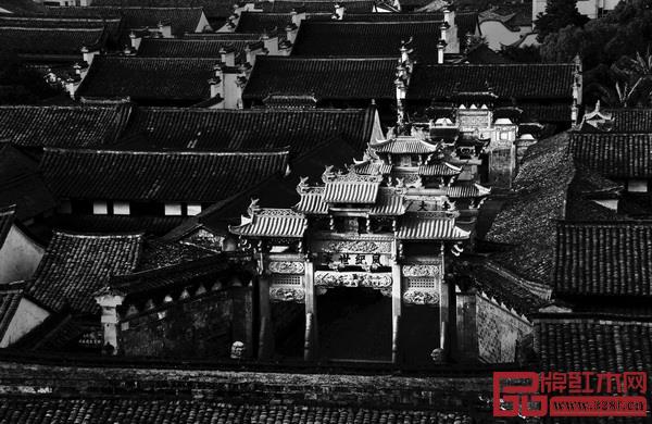  盧嘉林與素有民間“故宮”之稱的盧宅結(jié)緣，是一種心靈的呼喚，亦是他對當(dāng)代匠心的無限渴求