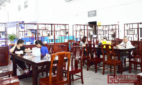 市民在紅木桌子上閱讀、選購書籍