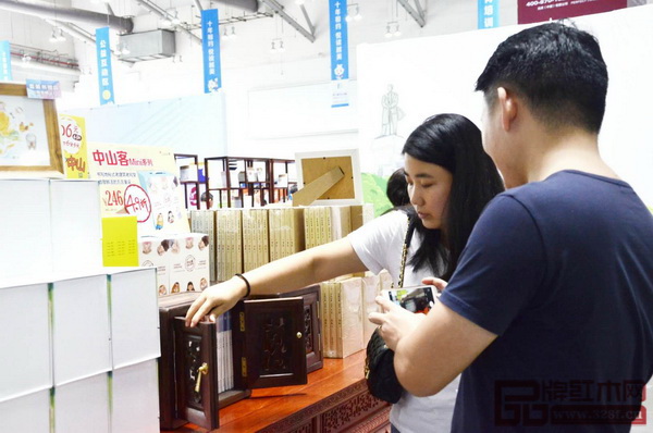 市民與中山市雍博堂家具有限公司提供的“中山客Mini系列”書箱拍照留念 市民與中山市雍博堂家具有限公司提供的“中山客Mini系列”書箱拍照留念