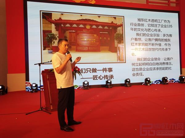 李曉東介紹，旭東紅木始終不忘匠心傳承，以臻品工藝打造傳世家具，旭東紅木的“透明工廠”讓客戶明明白白消費(fèi)，全程可追溯 