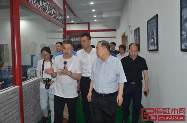 楊志明一行參觀浙江藝術(shù)紫檀博物館以及旭東紅木“透明工廠”