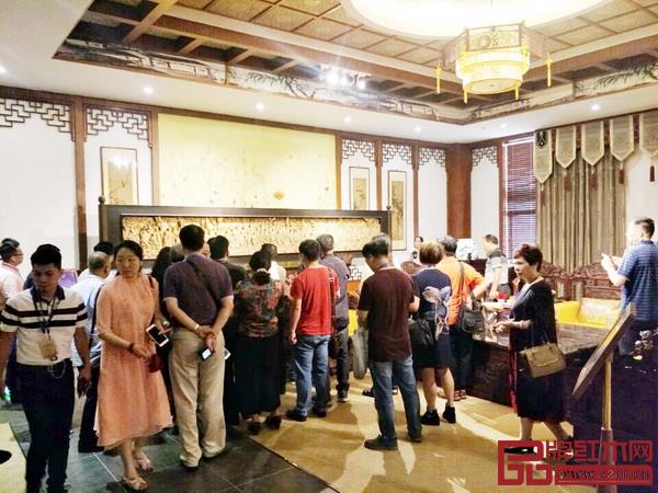 品牌紅木家具經(jīng)銷商聯(lián)盟成員參觀走訪旭東紅木“透明工廠”