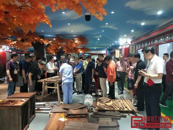 品牌紅木家具經(jīng)銷商聯(lián)盟成員參觀走訪旭東紅木“透明工廠”