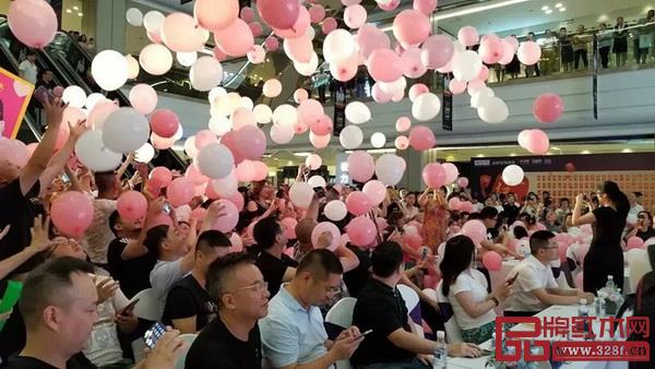 現(xiàn)場瞬間漫天飄下的氣球都承載著對憶古軒美好的祝福 現(xiàn)場瞬間漫天飄下的氣球都承載著對憶古軒美好的祝福