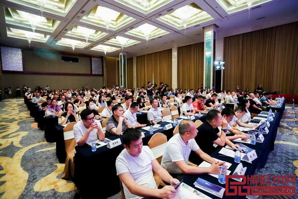 名家具展主辦方負責人、近百家主流媒體、部分參展商代表共300多人出席了本次發(fā)布會