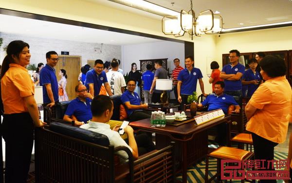 到訪的青年企業(yè)精英們體驗(yàn)紅古軒紅木家具 到訪的青年企業(yè)精英們體驗(yàn)紅古軒紅木家具