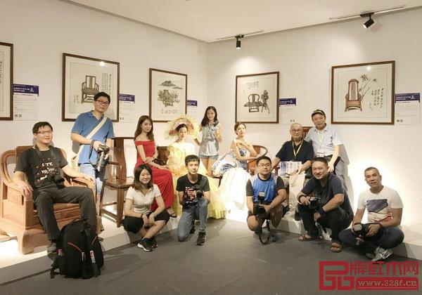 胡景初（后排右二）與一眾攝影師、模特在“景初新中式家具書畫展暨經(jīng)典作品展”合影