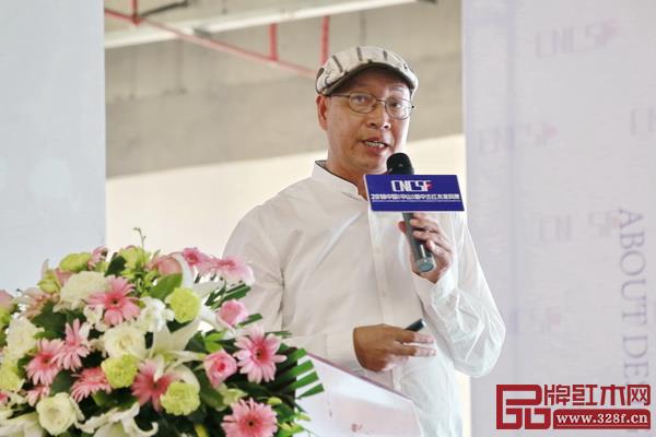 全聯(lián)藝術(shù)紅木家具專業(yè)委員會(huì)專家顧問、教育部教學(xué)改革示范專業(yè)“家具設(shè)計(jì)與制造”專業(yè)帶頭人彭亮以《宋代美學(xué)與新中式家具設(shè)計(jì)》為題進(jìn)行了主題分享