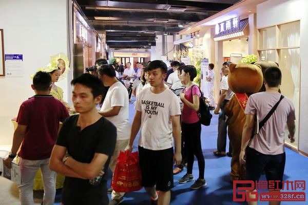 2018新中式紅木家具展得到了眾多經(jīng)銷商及消費者的高度好評 2018新中式紅木家具展得到了眾多經(jīng)銷商及消費者的高度好評