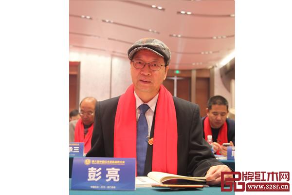 全聯(lián)藝術(shù)紅木家具專業(yè)委員會(huì)專家顧問、教育部教學(xué)改革示范專業(yè)“家具設(shè)計(jì)與制造”專業(yè)帶頭人、中國家具設(shè)計(jì)專業(yè)委員會(huì)副主任彭亮 全聯(lián)藝術(shù)紅木家具專業(yè)委員會(huì)專家顧問、教育部教學(xué)改革示范專業(yè)“家具設(shè)計(jì)與制造”專業(yè)帶頭人、中國家具設(shè)計(jì)專業(yè)委員會(huì)副主任彭亮