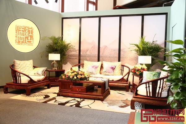 中山紅古軒在大會期間展出價(jià)值千萬的新中式家具,成為首屆新中式紅木大會“最值錢”的展品 中山紅古軒在大會期間展出價(jià)值千萬的新中式家具,成為首屆新中式紅木大會“最值錢”的展品