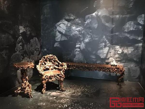  根瘤雕刻而成的幾案和座椅