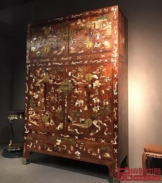  百寶嵌“番人進(jìn)寶”黃花梨大柜
