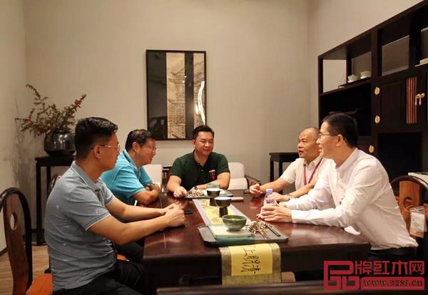 廣東省家具協(xié)會(huì)會(huì)長(zhǎng)王克(右一)、湖北省家具協(xié)會(huì)秘書長(zhǎng)謝文橋(左二),香港國(guó)際家居產(chǎn)業(yè)園董事長(zhǎng)任作輝(右二)、副總經(jīng)理黃驅(qū)(左一)與國(guó)壽紅木總經(jīng)理陳衛(wèi)棠(中)探討行業(yè)發(fā)展趨勢(shì) 廣東省家具協(xié)會(huì)會(huì)長(zhǎng)王克(右一)、湖北省家具協(xié)會(huì)秘書長(zhǎng)謝文橋(左二),香港國(guó)際家居產(chǎn)業(yè)園董事長(zhǎng)任作輝(右二)、副總經(jīng)理黃驅(qū)(左一)與國(guó)壽紅木總經(jīng)理陳衛(wèi)棠(中)探討行業(yè)發(fā)展趨勢(shì)