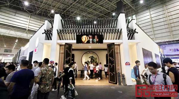 第40屆東莞名家具展上的國(guó)壽?墨荷門面 第40屆東莞名家具展上的國(guó)壽?墨荷門面